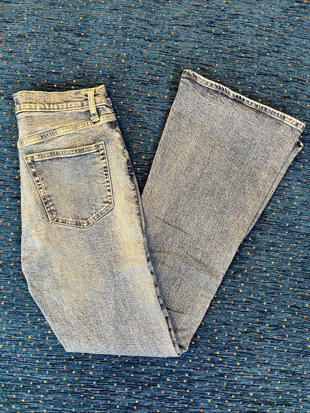 GAP medium wash size 4 / 27R Blue women’s 5 pocket flare Jeans